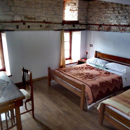 Ruols Guesthouse Gjirokastër Buitenkant foto