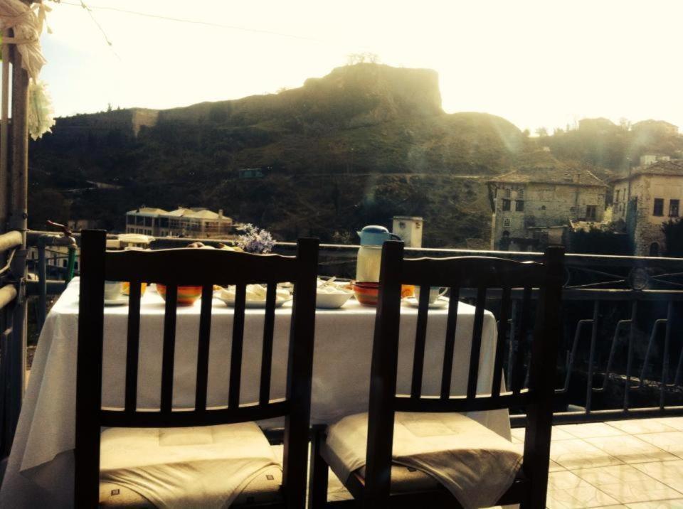 Ruols Guesthouse Gjirokastër Buitenkant foto
