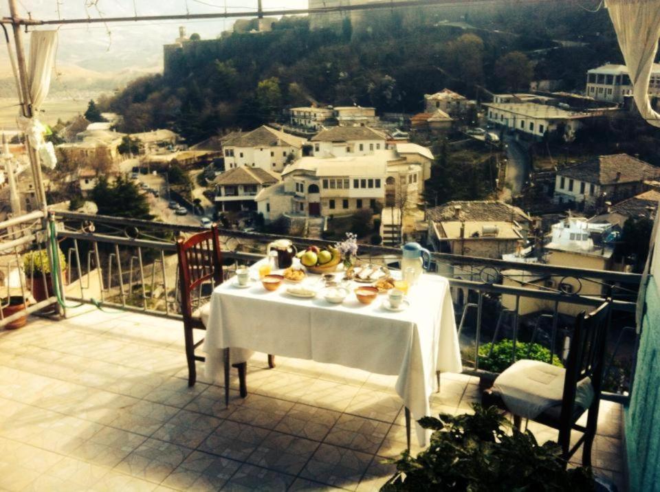 Ruols Guesthouse Gjirokastër Buitenkant foto