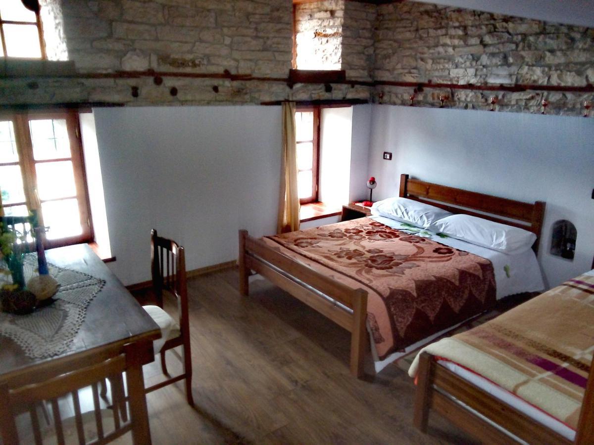 Ruols Guesthouse Gjirokastër Buitenkant foto