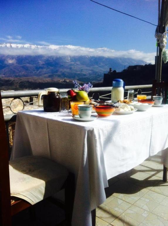 Ruols Guesthouse Gjirokastër Buitenkant foto