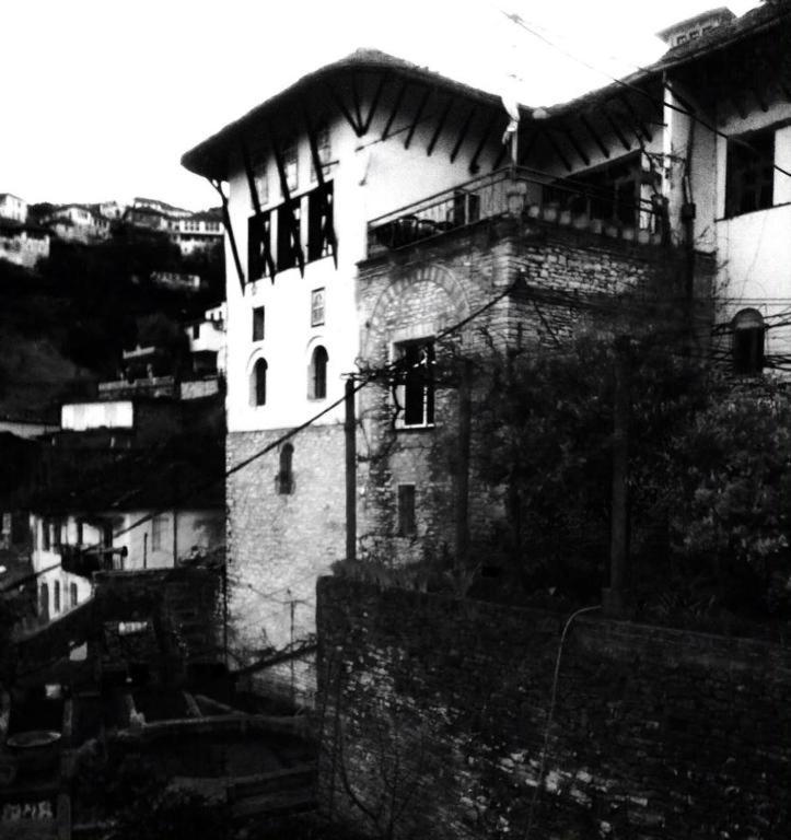 Ruols Guesthouse Gjirokastër Buitenkant foto