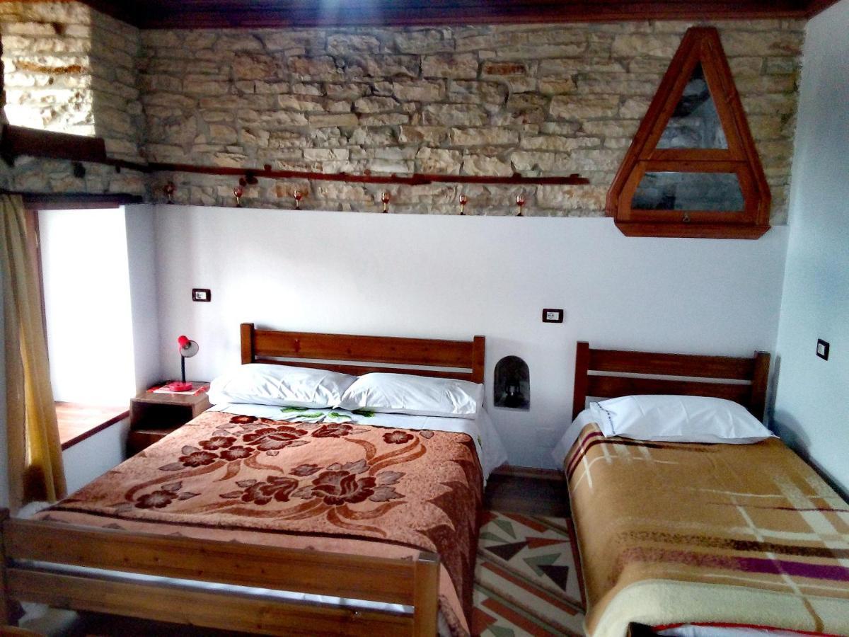 Ruols Guesthouse Gjirokastër Buitenkant foto