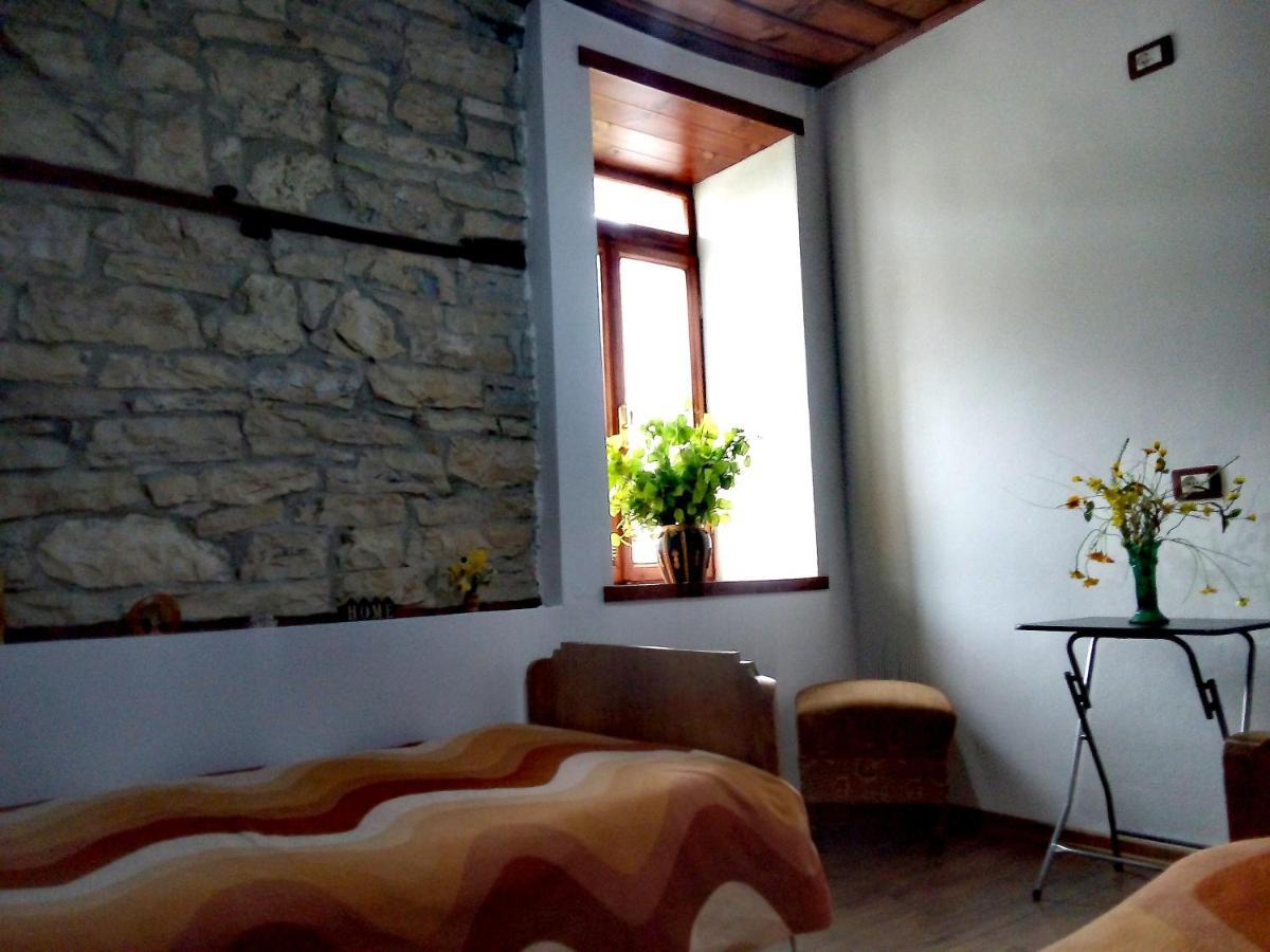 Ruols Guesthouse Gjirokastër Buitenkant foto