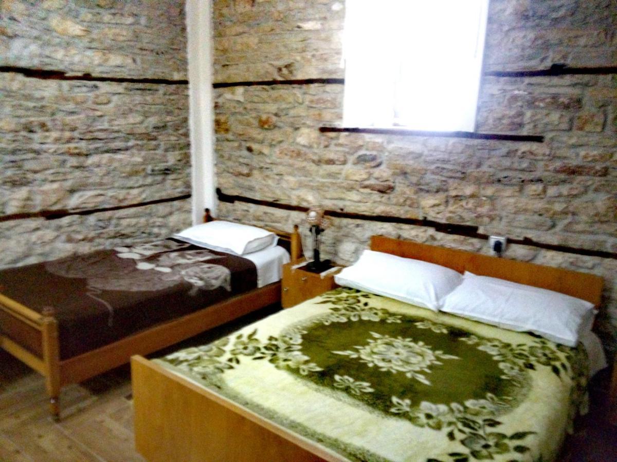 Ruols Guesthouse Gjirokastër Buitenkant foto