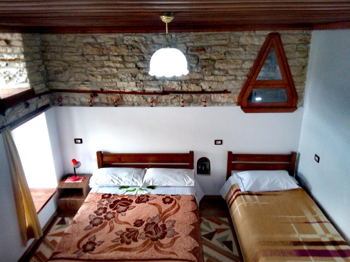 Ruols Guesthouse Gjirokastër Buitenkant foto