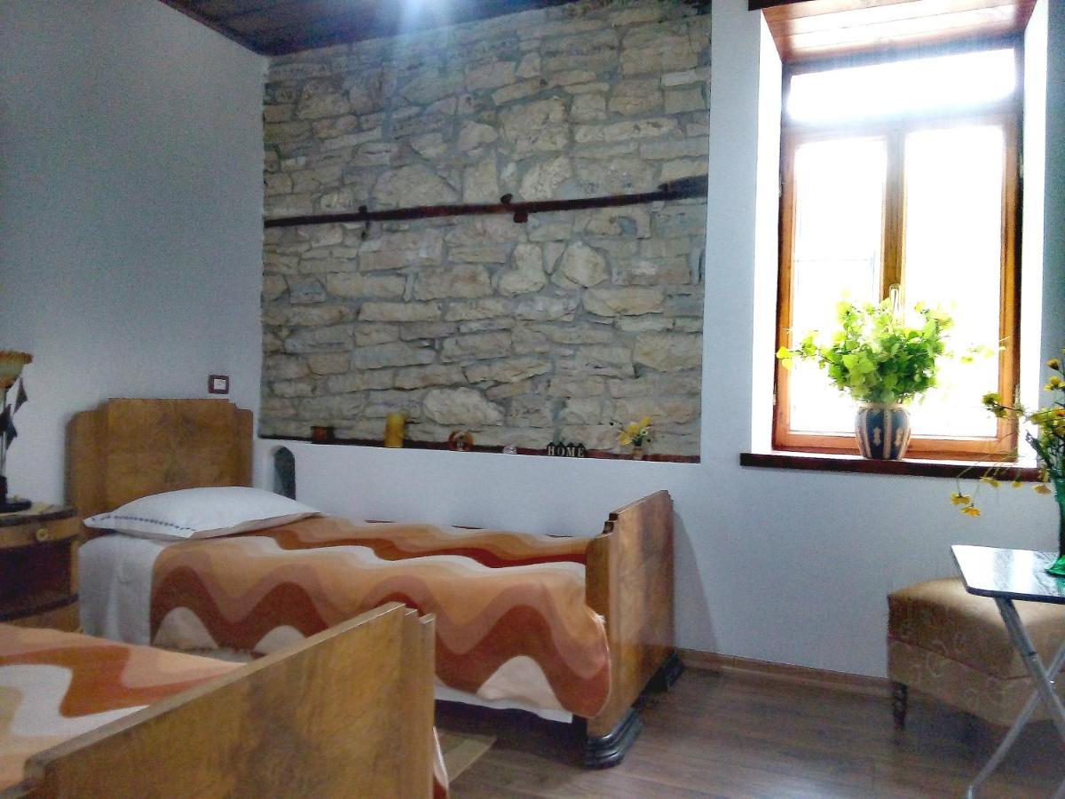Ruols Guesthouse Gjirokastër Buitenkant foto