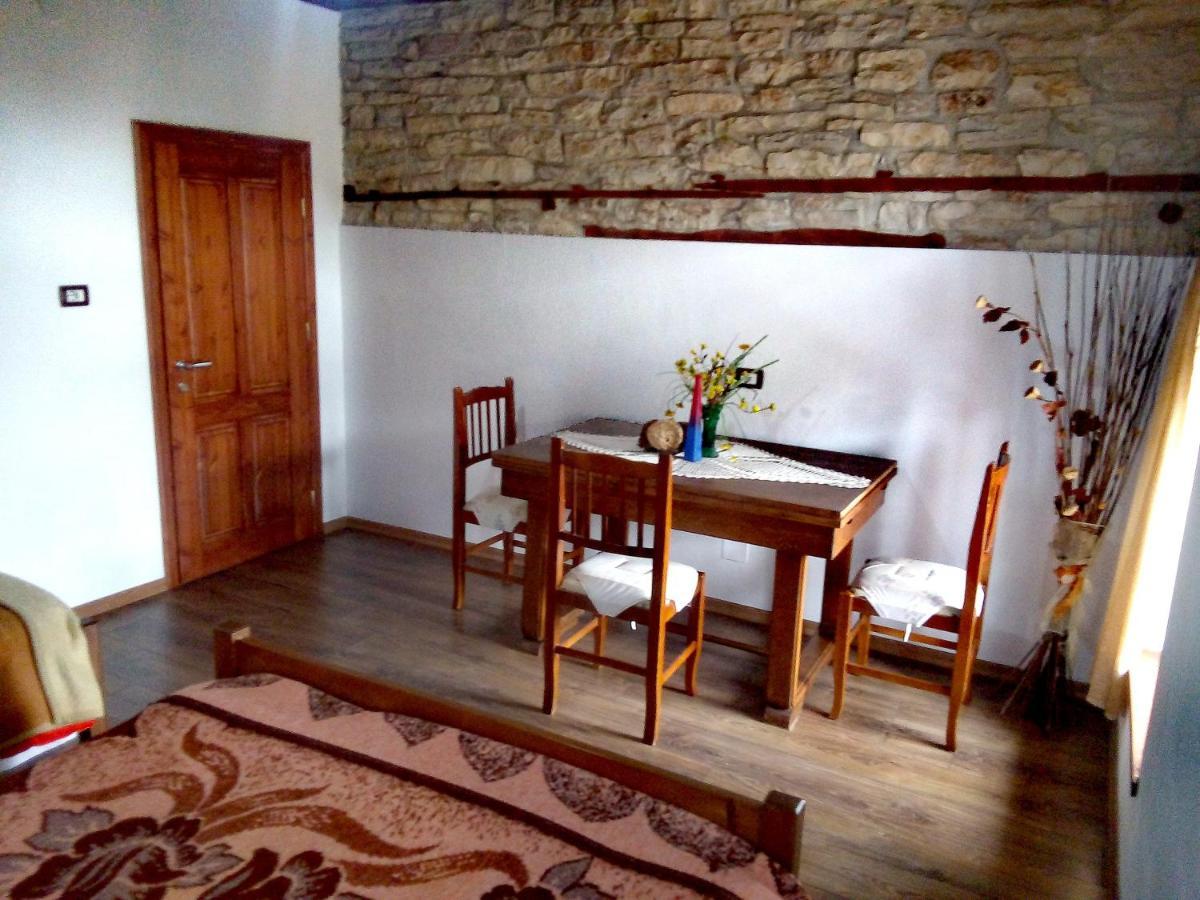 Ruols Guesthouse Gjirokastër Buitenkant foto