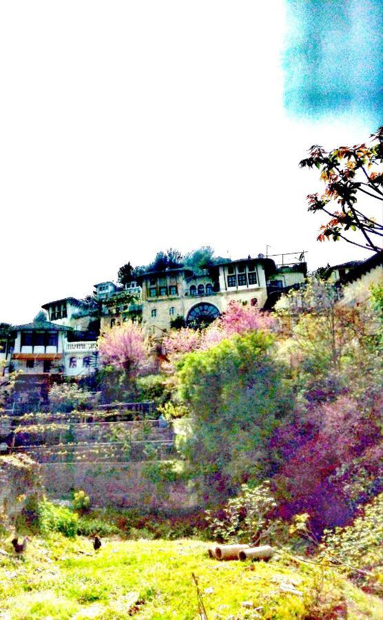 Ruols Guesthouse Gjirokastër Buitenkant foto