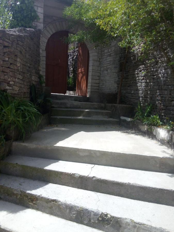 Ruols Guesthouse Gjirokastër Buitenkant foto