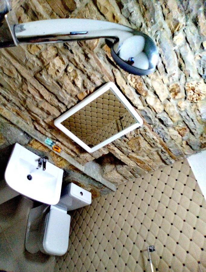 Ruols Guesthouse Gjirokastër Buitenkant foto