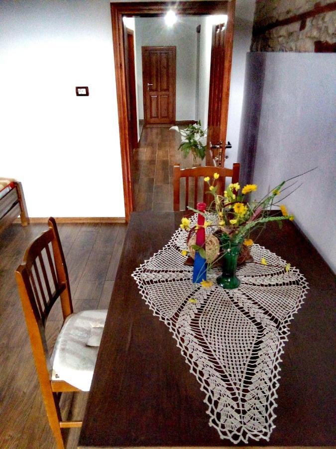 Ruols Guesthouse Gjirokastër Buitenkant foto