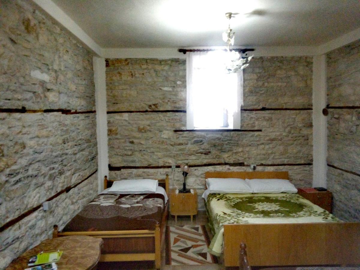 Ruols Guesthouse Gjirokastër Buitenkant foto