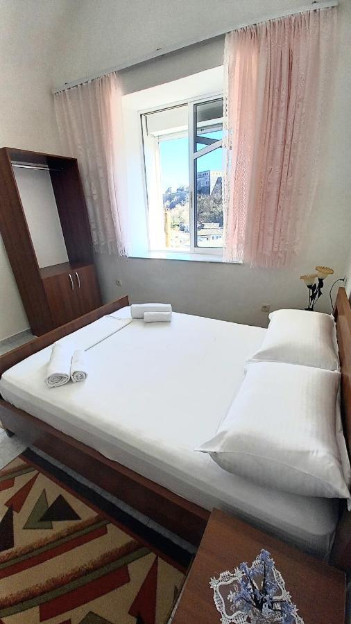 Ruols Guesthouse Gjirokastër Buitenkant foto
