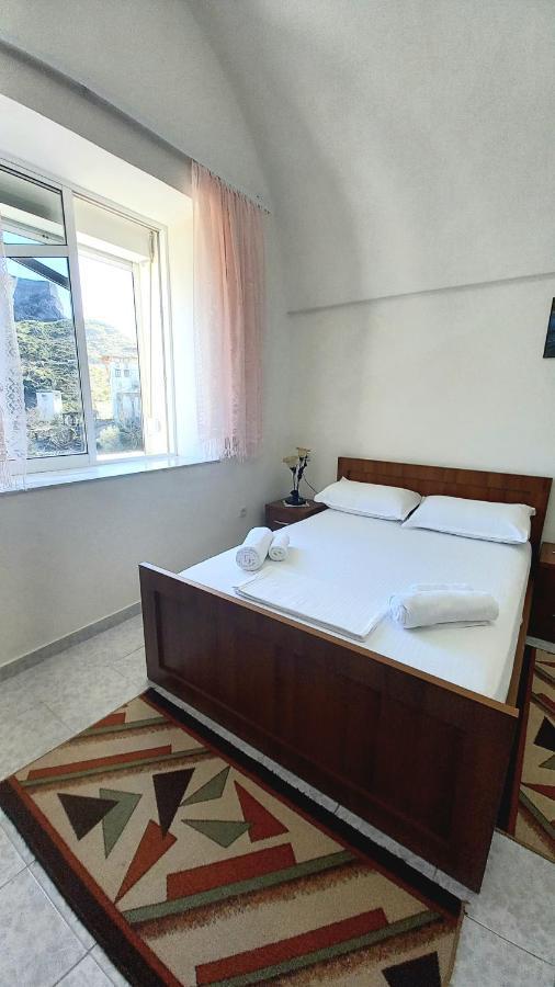 Ruols Guesthouse Gjirokastër Buitenkant foto